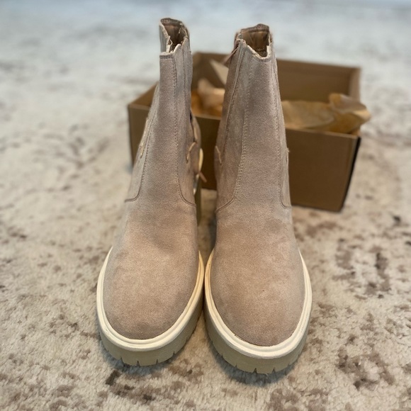 Oasis Soviet Anastasia Cream Lug Chelsea Boot - Picture 3 of 9